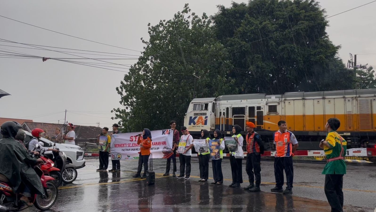 Peringati Hari Pahlawan, KAI Daop 7 Madiun Imbau Masyarakat Sebagai “Pahlawan Keselamatan”